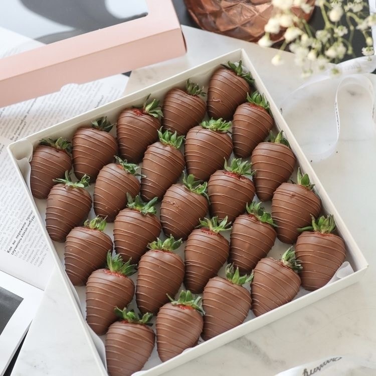 Strawberry kzt MM2 клубника 20×20 см
