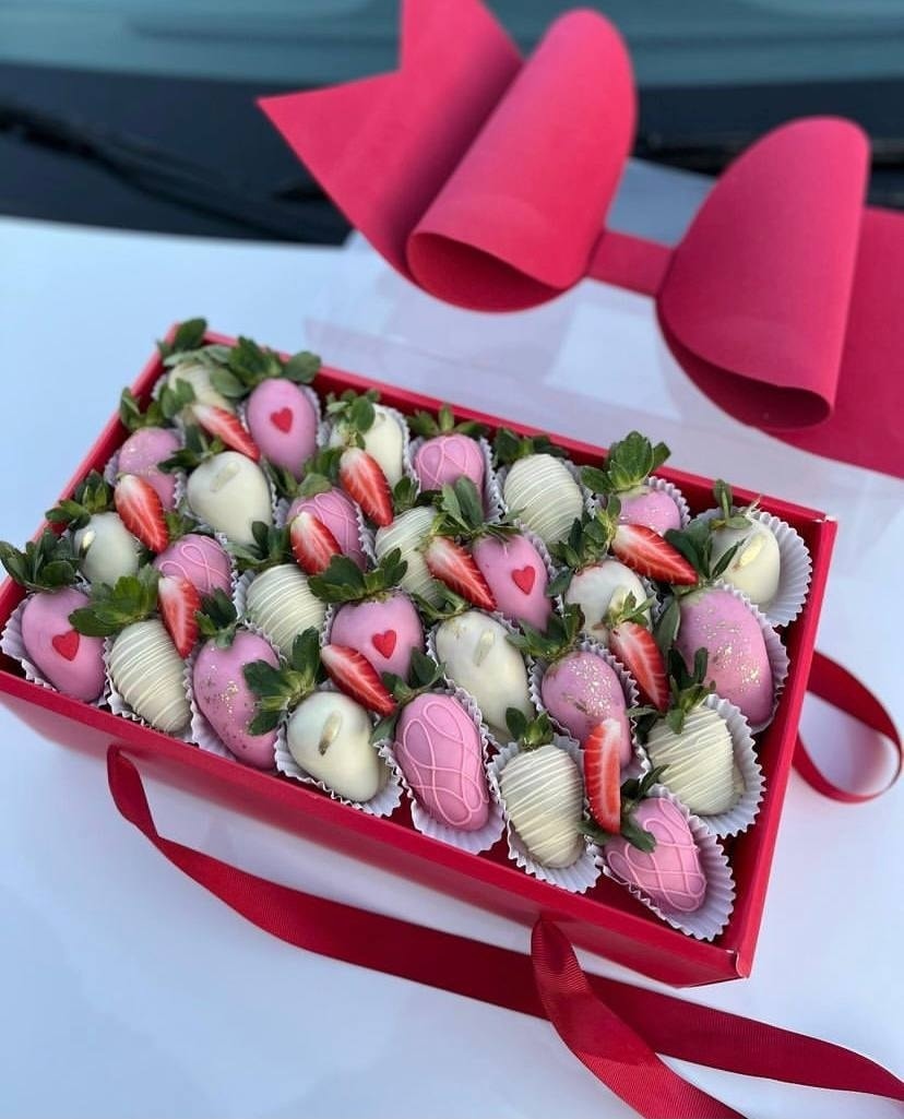 Клубника в шоколаде коробка бант 23х30 см