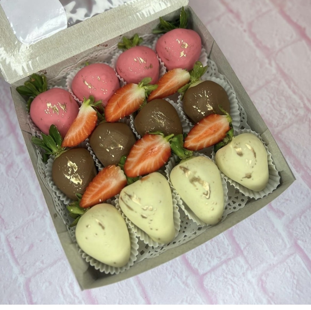 Крупная Клубника в шоколаде 12 штук 16*16