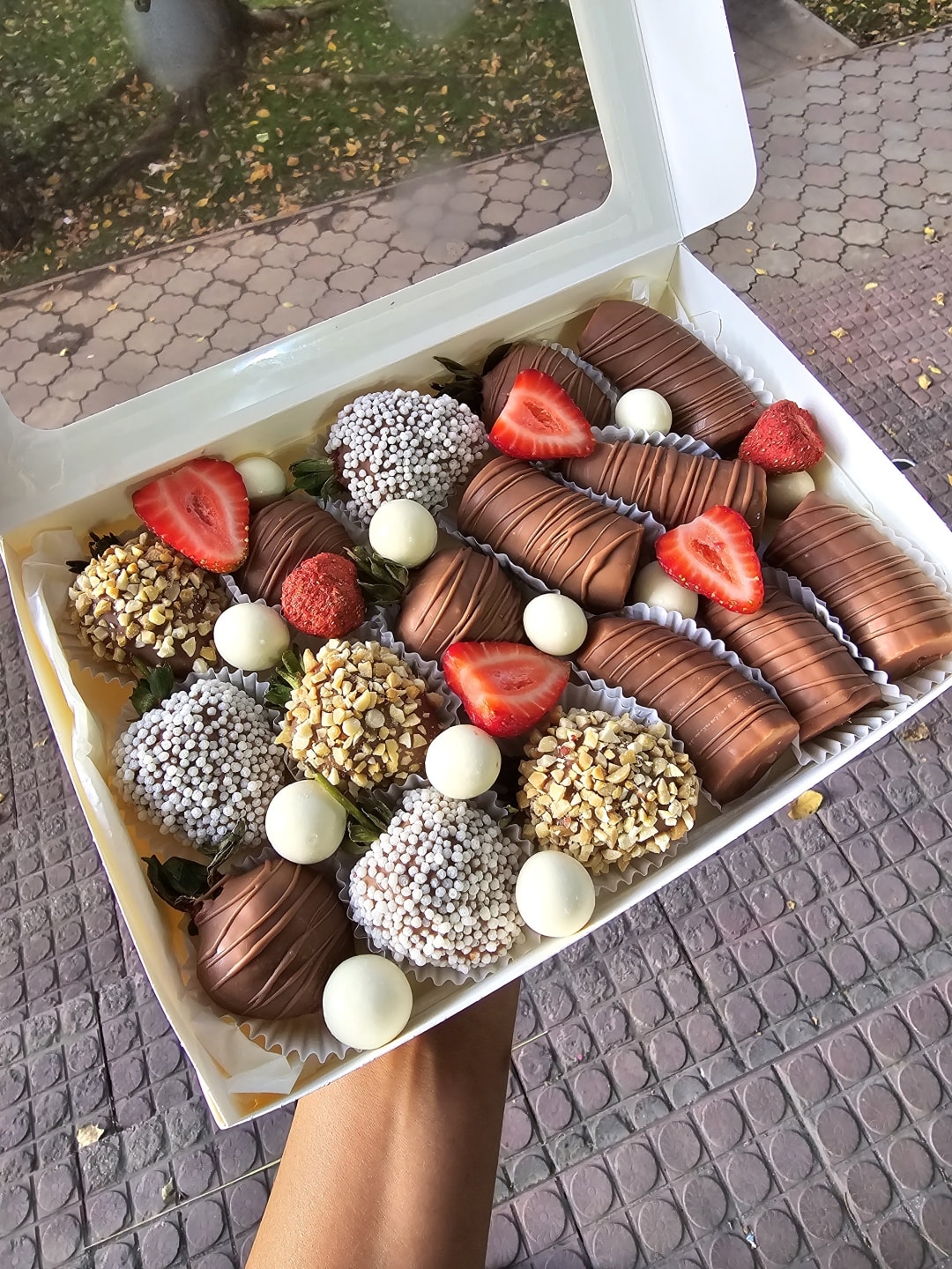 Loveka Flowers Loveka "бокс S банан, клубника в шоколаде" 21 на 25 см